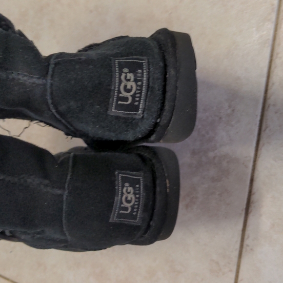 Ugg boots with buttons - Picture 3 of 8